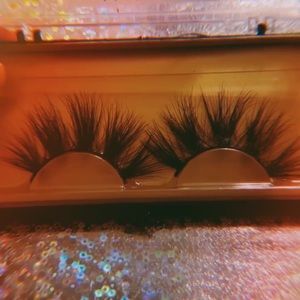 Lashing around boutique “The best Minks to blink”